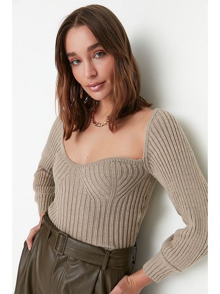 Trendyol Sweter w kolorze beżowym rozmiar: S. Brązowe swetry klasyczne damskie Trendyol, s, prążkowane, bez kołnierzyka. Za 119.95 zł.