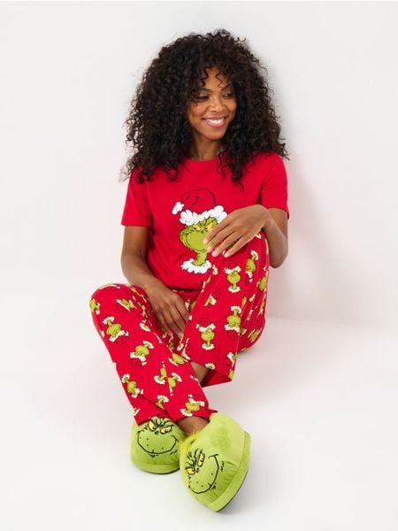 Ciepłe kapcie z motywem świątecznym Grinch - zielony. Zielone kapcie damskie Sinsay. Za 39.99 zł.