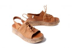 ARTIKER RELAKS 56C0287 brązowy, sandały damskie. Brązowe sandały damskie Artiker Relaks, bez wzorów, bez obcasa, na koturnie. Za 249.90 zł.