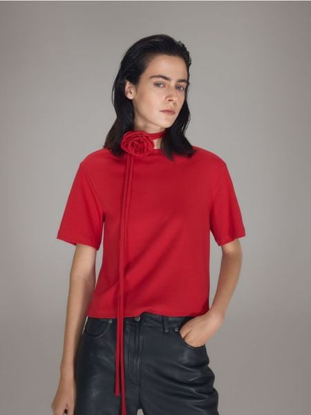 T-shirt z różą - czerwony. Czerwone t-shirty damskie Reserved, l, bez wzorów, z bawełny, bez kołnierzyka. W wyprzedaży za 55.99 zł.