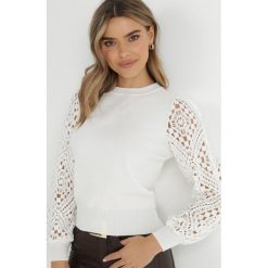 Biały Sweter Szydełkowy Karolina. Białe swetry klasyczne damskie Born2be, z dzianiny, bez kołnierzyka. Za 129.99 zł.