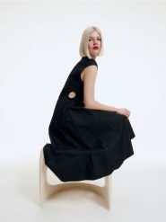 Bawełniana sukienka midi - czarny. Czarne sukienki damskie Reserved, bez wzorów, z bawełny, bez kołnierzyka, bez ramiączek, midi. W wyprzedaży za 39.99 zł.