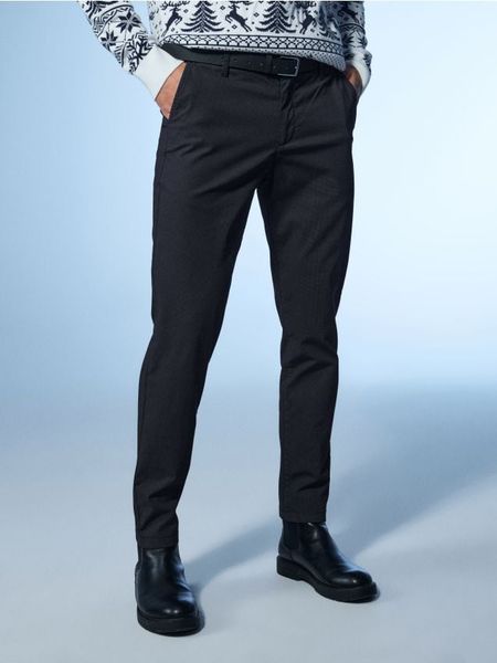 Eleganckie spodnie chino z paskiem - czarny. Czarne spodnie materiałowe męskie Sinsay. W wyprzedaży za 79.99 zł.