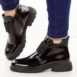 Czarne lakierowane botki damskie M.Daszyński 2501-10. Czarne botki damskie M.Daszyński, na jesień, z jeansu, biznesowe, z okrągłym noskiem, bez obcasa, bez zapięcia. W wyprzedaży za 185.07 zł.