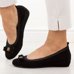 Czarne zamszowe skórzane Polskie baleriny damskie Prestige 2236. Czarne baleriny damskie Prestige, bez wzorów, ze skóry, bez obcasa, na koturnie. Za 399.00 zł.