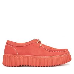 Półbuty Clarks. Pomarańczowe półbuty damskie Clarks, bez wzorów, bez obcasa, na płaskiej podeszwie. Za 319.99 zł.