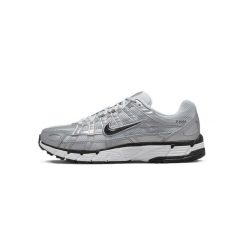 Buty Mężczyzna Nike P-6000 srebrny. Białe obuwie do biegania damskie Nike. Za 379.00 zł.