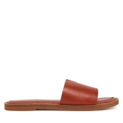 Klapki Marco Tozzi. Brązowe klapki damskie Marco Tozzi, bez wzorów, bez obcasa. Za 189.99 zł.