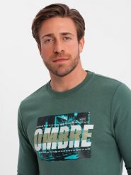 Bluza męska zakładana przez głowę z nadrukiem - zielona V2 - Rozmiar: S. Zielone bluzy bez kaptura męskie Ombre Clothing, m, z bawełny. W wyprzedaży za 49.99 zł.