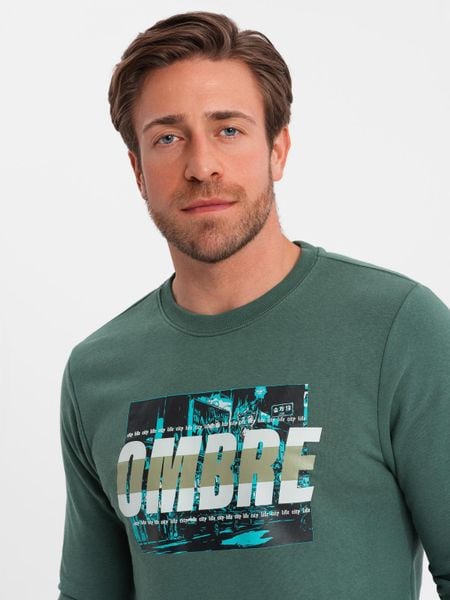 Bluza męska zakładana przez głowę z nadrukiem - zielona V2 - Rozmiar: S. Zielone bluzy bez kaptura męskie Ombre Clothing, m, z bawełny. W wyprzedaży za 49.99 zł.