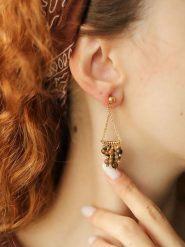 L'Atelier de Gaia Pozłacane kolczyki-wkrętki z tygrysim okiem rozmiar: onesize. Brązowe kolczyki damskie L'Atelier de Gaia, pozłacane. Za 43.99 zł.