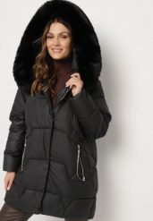 Czarna Pikowana Kurtka o Pudełkowym Kroju z Odpinanym Futerkiem i Ozdobnym Suwakiem Hedilina. Czarne kurtki damskie Born2be, l, bez wzorów, z futra. Za 229.99 zł.