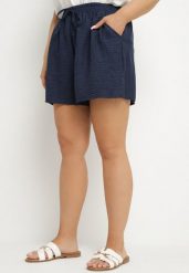 Granatowe Szorty z Wysokim Stanem i Wiązaniem Filinelia. Niebieskie szorty damskie Born2be, bez wzorów, eleganckie, z podwyższonym stanem. Za 39.99 zł.