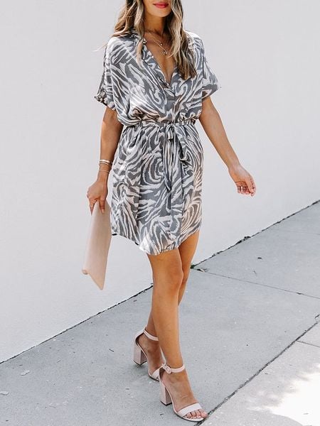 Milan Kiss Sukienka w kolorze szaro-kremowym rozmiar: XL. Brązowe sukienki damskie Milan Kiss, na co dzień, xl, bez wzorów, z tkaniny, bez kołnierzyka, bez ramiączek, mini, proste. Za 161.34 zł.