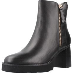 CARMELA 162602C Czarny. Czarne obuwie trekkingowe damskie Carmela. W wyprzedaży za 441.50 zł.