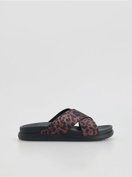 Klapki z szerokimi paskami - wielobarwny. Klapki damskie Reserved, bez wzorów, bez obcasa. Za 59.99 zł.