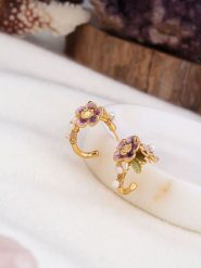 Pierres de Jade Pozłacane kolczyki-półkreole z perłami rozmiar: onesize. Białe kolczyki damskie Pierres de Jade, z perłą, pozłacane. Za 60.99 zł.