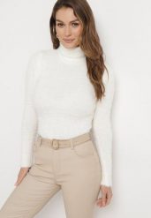 Biały Elastyczny Golf z Wełną i Ściągaczami Ozdobiony Długim Włosem Alussone. Białe golfy damskie Born2be, bez wzorów, z dzianiny, bez ramiączek. Za 59.99 zł.