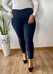 Granatowe spodnie chinosy Nina z zamkami 7/8 PLUS SIZE XXL. Spodnie materiałowe damskie Nasi partnerzy, bez wzorów, z elastanu, biznesowe, plus size. Za 159.90 zł.