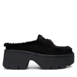 Klapki Guess. Czarne klapki damskie Guess, z aplikacjami, bez obcasa. Za 509.99 zł.