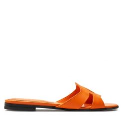 Klapki Guess. Brązowe klapki damskie Guess, z aplikacjami, bez obcasa. Za 269.99 zł.