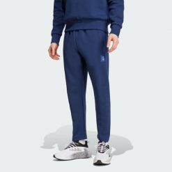 Spodnie Manchester United Seasonal Doubleknit. Niebieskie spodnie dresowe męskie Adidas, bez wzorów, z dresówki. Za 329.00 zł.