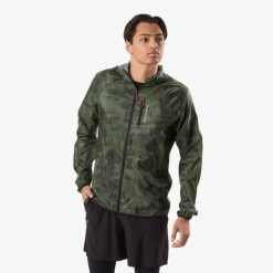 Kurtka → trening → męska → Swedemount → Packable Wind Jacket → szybkoschnąca. Zielone kurtki treningowe męskie SWEDEMOUNT, m, bez wzorów, z tkaniny, do biegania. W wyprzedaży za 179.99 zł.