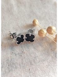 Miu Silver Srebrne kolczyki-wkrętki z masą perłową rozmiar: onesize. Czarne kolczyki damskie Miu Silver, z perłą, srebrne. Za 82.99 zł.