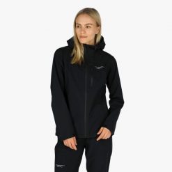 Kurtka shell turystyka damska Swedemount Abisko Shell Rain Jacket wodoodporna. Czarne kurtki damskie SWEDEMOUNT, bez wzorów, bez kaptura. Za 599.99 zł.
