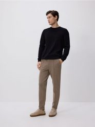 Spodnie chino slim - beżowy. Brązowe spodnie materiałowe męskie Reserved, bez wzorów, z dzianiny. Za 129.99 zł.