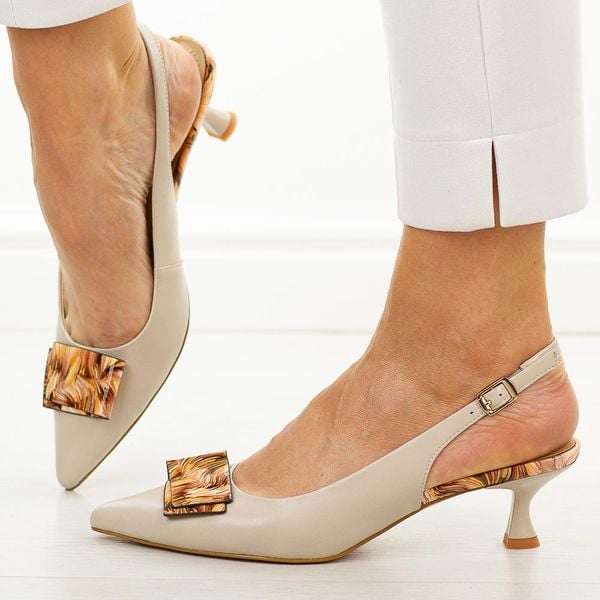 Beżowe skórzane sandały damskie DiA 2006. Brązowe sandały damskie DiA, z aplikacjami, ze skóry, bez obcasa, na obcasie. W wyprzedaży za 307.12 zł.