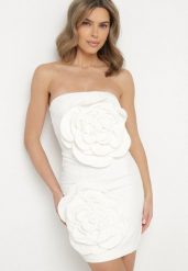 Biała Sukienka z Dekoltem Bandeau Ozdobiona Kwiatami 3D Desarea. Białe sukienki damskie Born2be, na imprezę, na lato, s, z aplikacjami, eleganckie, bez kołnierzyka, bez ramiączek, mini. W wyprzedaży za 95.99 zł.