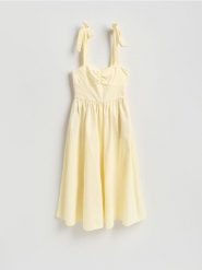 Sukienka midi z wiązaniem - jasnożółty. Żółte sukienki damskie Reserved, l, bez wzorów, z tkaniny, bez kołnierzyka, bez ramiączek, midi, rozkloszowane. Za 149.99 zł.