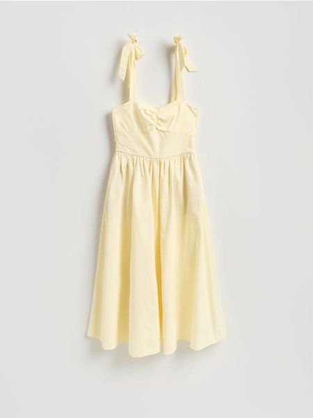 Sukienka midi z wiązaniem - jasnożółty. Żółte sukienki damskie Reserved, l, bez wzorów, z tkaniny, bez kołnierzyka, bez ramiączek, midi, rozkloszowane. Za 149.99 zł.