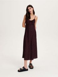 Sukienka maxi - czarny. Czarne sukienki damskie Reserved, bez wzorów, z tkaniny, bez kołnierzyka, bez ramiączek, maxi. W wyprzedaży za 49.99 zł.