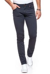 WRANGLER SPODNIE MĘSKIE LARSTON NAVY W18SMM49I. Niebieskie spodnie materiałowe męskie Wrangler, bez wzorów, z materiału. W wyprzedaży za 152.99 zł.