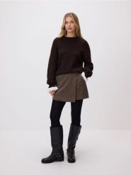 Sweter z dodatkiem wełny - ciemnobrązowy. Brązowe swetry klasyczne damskie Reserved, l, z dzianiny, bez kołnierzyka. Za 139.99 zł.