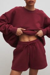 Krótkie spodenki ze sznurkiem w kolorze BURGUNDY - PROSPER-XS. Czerwone szorty damskie Marsala, bez wzorów, z bawełny, klasyczne. W wyprzedaży za 62.48 zł.