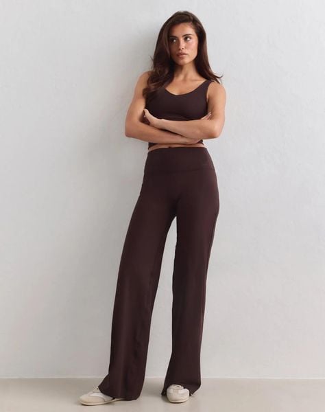Damskie legginsy proste, wysoki stan, petite, squat proof Sense czekoladowe. Brązowe legginsy damskie Aim'n, xs, bez wzorów, z elastanu, z podwyższonym stanem, na fitness i siłownię. Za 349.00 zł.