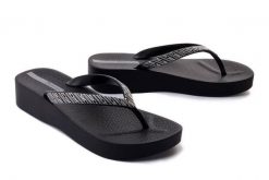 IPANEMA Mesh VIII Plat Fem 83307 black/grey, klapki/japonki damskie. Czarne klapki damskie Ipanema, bez wzorów, z meshu, bez obcasa, na koturnie. Za 129.90 zł.