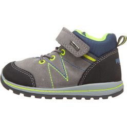 Skórzane sneakersy w kolorze szarym. Szare trampki i tenisówki chłopięce Primigi, bez wzorów, z gore-texu, bez zapięcia. W wyprzedaży za 159.95 zł.