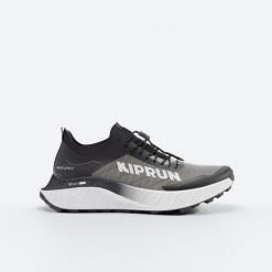 Buty do biegania w terenie Kiprun Race Ultra 2. Czarne obuwie do biegania damskie KIPRUN. Za 599.99 zł.