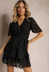 Czarna Sukienka o Rozkloszowanym Kroju z Dekoltem w Serek i Falbankami Drapia. Czarne sukienki damskie Renee, na imprezę, l, bez wzorów, eleganckie, bez kołnierzyka, bez ramiączek, mini, rozkloszowane. Za 149.99 zł.