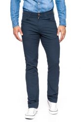 WRANGLER SPODNIE MĘSKIE ARIZONA NAVY W12OGJ114. Niebieskie spodnie materiałowe męskie Wrangler, bez wzorów, z materiału. W wyprzedaży za 99.99 zł.