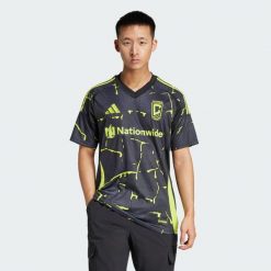 Koszulka Columbus Crew 25/26 Away. Czarne t-shirty sportowe męskie Adidas, m, z materiału, bez ramiączek, do piłki nożnej. W wyprzedaży za 292.50 zł.