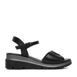 Sandały Lasocki. Czarne sandały damskie Lasocki, bez wzorów, bez obcasa, na koturnie. Za 179.99 zł.