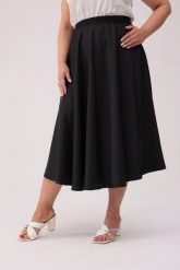 Czarna spódnica Aurora - satynowy blask PLUS SIZE XXL. Czarne spódniczki damskie Moda Size Plus Iwanek, plus size, bez wzorów, z satyny, eleganckie, plus size, mini, dopasowane. Za 229.90 zł.