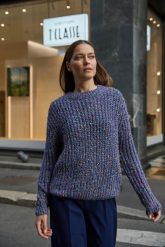 Sweter ozdobiony kolorową nitką granatowy. Niebieskie swetry klasyczne damskie MOODO, l, z poliamidu, bez kołnierzyka. Za 159.99 zł.