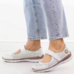 Białe skórzane półbuty damskie T.Sokolski 2922. Białe półbuty damskie Sokolski, bez wzorów, z jeansu, casualowe, z okrągłym noskiem, bez obcasa, na płaskiej podeszwie. Za 319.00 zł.