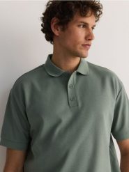 Koszulka polo boxy - oliwkowy. Zielone koszulki polo męskie Reserved, l, bez wzorów, z bawełny, bez ramiączek. W wyprzedaży za 49.99 zł.